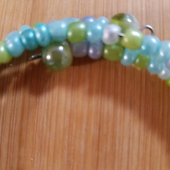 Hand Crafted Memory Wire Wrap Bracelet Beaded with Charm Green Blue Seed Beads M - Picture 6 of 6